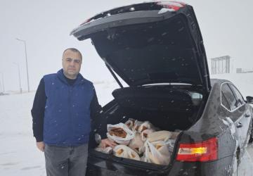 Kahta’da kar nedeniyle evlerinden çıkamayan vatandaşlara ekmek desteği - Videolu Haber