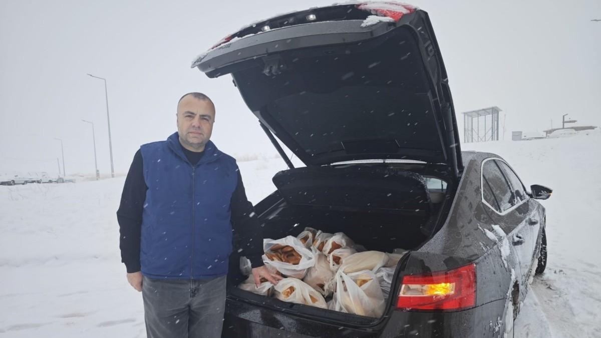 Kahta’da kar nedeniyle evlerinden çıkamayan vatandaşlara ekmek desteği - Videolu Haber
