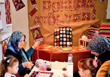 Bornova'da minik eller tezgâh başında