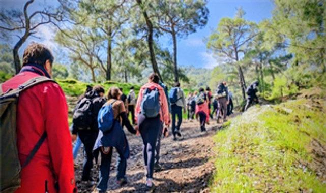 Efes Mimas Yolu'nda bahar yürüyüşü