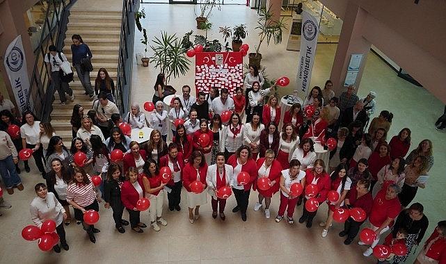 EÜ Hemşirelik Fakültesinde balonlar Cumhuriyet için havalandı