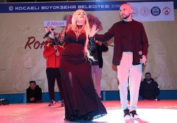 'İlle de Roman olsun' Kent Meydanı'nı salladı