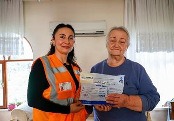 Otobüste unutulan cüzdan Büyükşehir ekiplerince sahibine teslim edildi