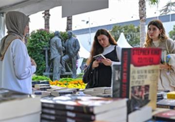 İZKİTAP'ta edebiyat şöleni sürüyor