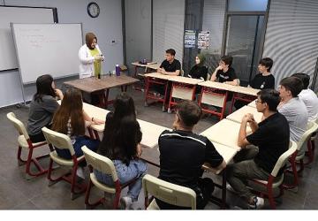 Akademi Liseler geleceği şekillendiriyor