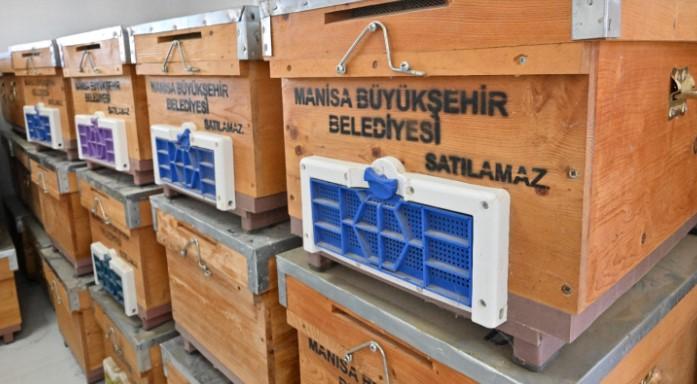 Manisa Büyükşehir’den Kırkağaçlı Kadınlara Kovan ve Ekipman Desteği Manisa Büyükşehir’den Kırkağaçlı Kadınlara Kovan ve Ekipman Desteği