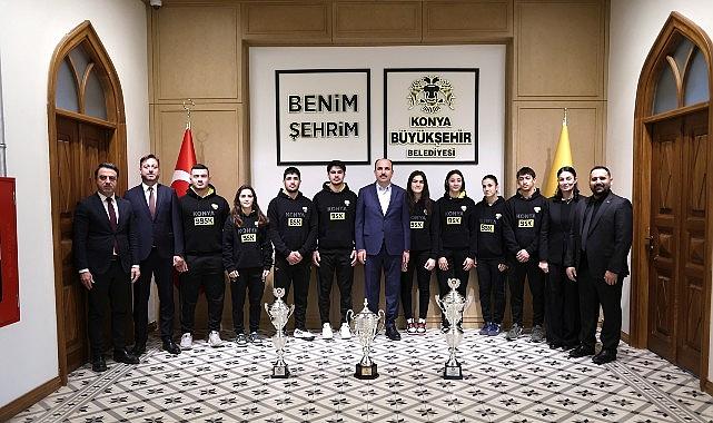 Konya Büyükşehir'in Başarılı Judocuları 2025'te Kazandıkları Kupaları Başkan Altay'a Takdim Etti