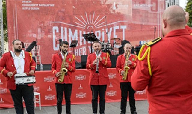 İzmir'de Cumhuriyet coşkusu başladı İzmir'de Cumhuriyet coşkusu başladı