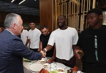 Vali Aktaş ile Başkan Büyükakın'dan Beşiktaş maçı öncesi Kocaelispor'a moral