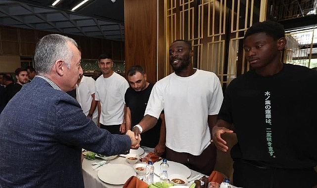 Vali Aktaş ile Başkan Büyükakın'dan Beşiktaş maçı öncesi Kocaelispor'a moral