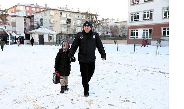 Keçiören'de Okul Çevrelerinde Karla Mücadele ve Güvenli Geçiş Çalışması