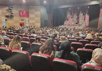 Manisa Şehir Tiyatrosu 'Sen İstanbul'dan Daha Güzelsin' oyununu ağırladı
