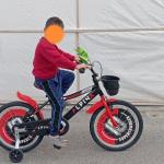 Konteynerde kalan yetim çocuğun bisiklet hayali gerçek oldu