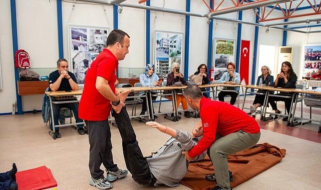 Karşıyaka Afet Gönüllüleri'nde 2. dönem kayıtları başladı Karşıyaka Afet Gönüllüleri'nde 2. dönem kayıtları başladı