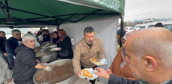 Adıyaman’da kuyumcu esnafı iş yerlerini kapattı, mezarlıkta 3 bin kişiye yemek dağıttı