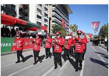 Karşıyaka sokaklarında bando şöleni