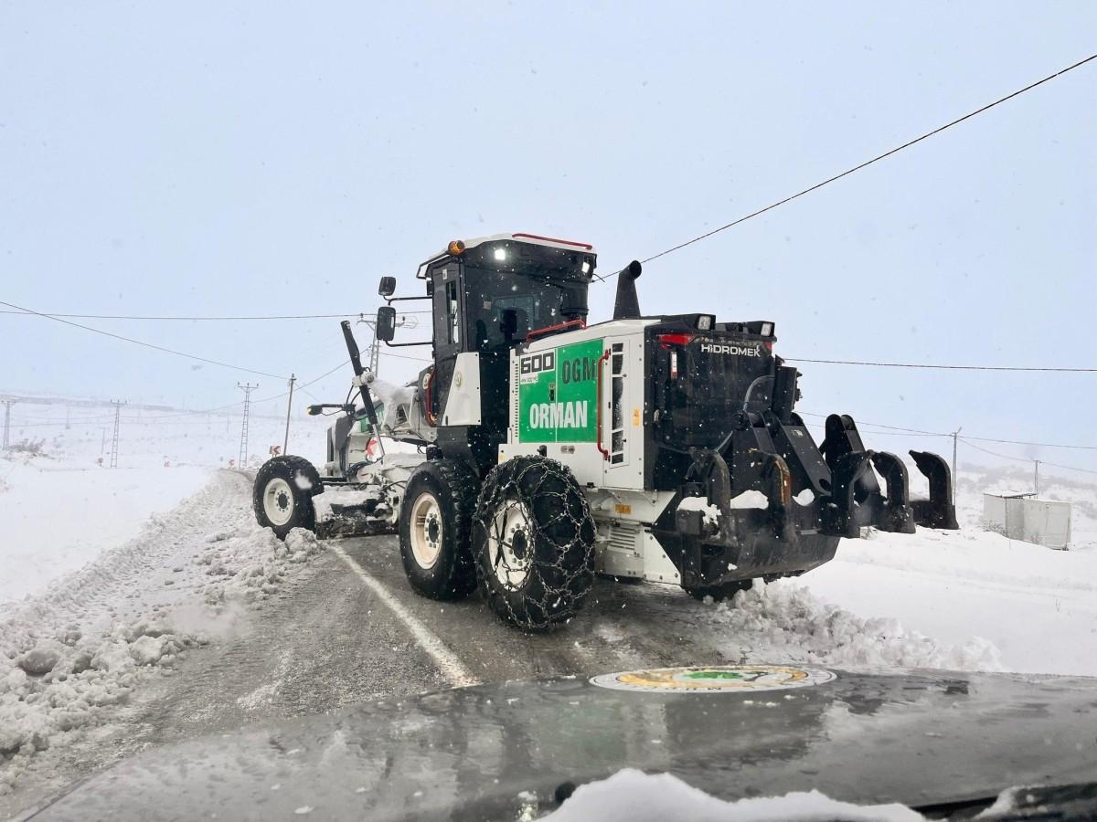 Adıyaman’ın Gölbaşı İlçesinde Karla Mücadele Aralıksız Sürdürülüyor