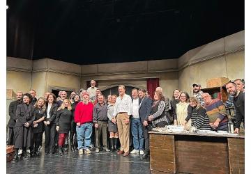 Devlet Tiyatrosu'nun Unutulmaz Oyunu "Profesyonel" Son Kez Sahnedeydi