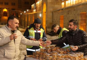 Nevşehir Belediyesi Miraç Kandili’nde Vatandaşlara İkramda Bulundu