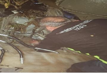 Kemalpaşa Ulucak'ta menfeze giren aracın çıkarılma çalışmaları sürüyor