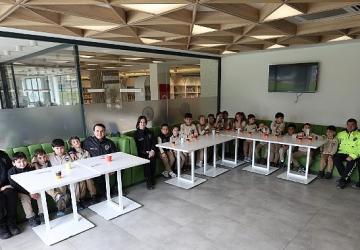 Kartepe Kütüphanesi'nde Anlamlı Polis Haftası Kutlaması