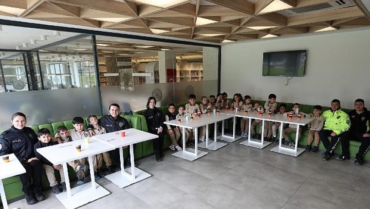 Kartepe Kütüphanesi'nde Anlamlı Polis Haftası Kutlaması