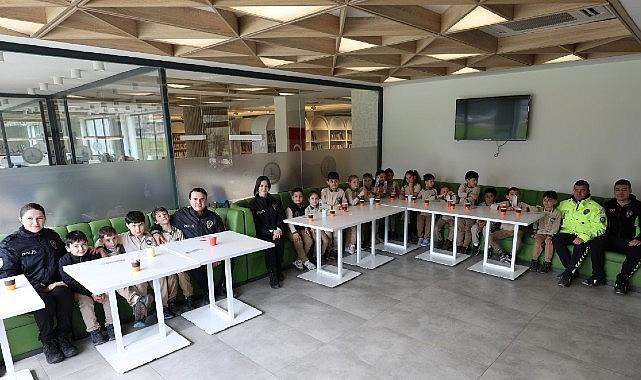 Kartepe Kütüphanesi'nde Anlamlı Polis Haftası Kutlaması
