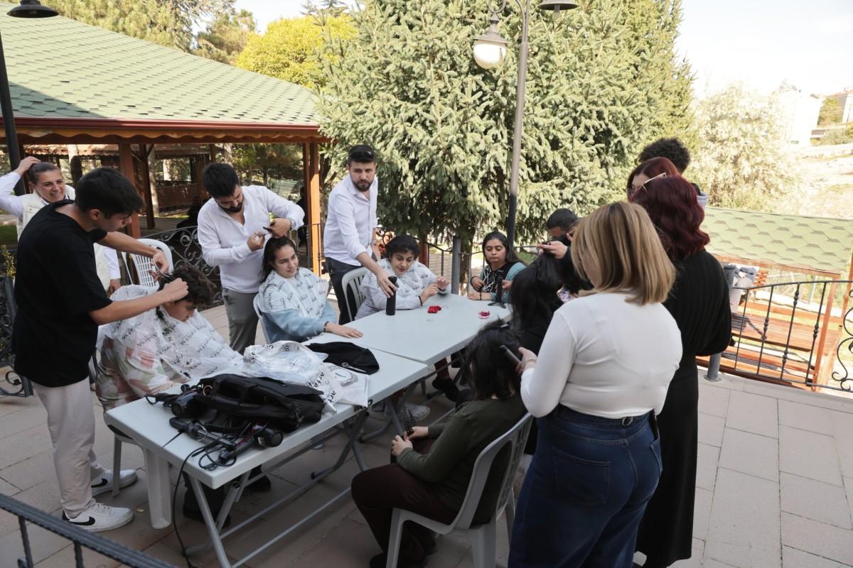 Nevşehir’de Özel Bireylere Saç ve Sakal Bakımı Yapıldı Nevşehir’de Özel Bireylere Saç ve Sakal Bakımı Yapıldı