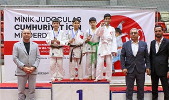 Minik sporcular Cumhuriyet için ter döktü Minik sporcular Cumhuriyet için ter döktü