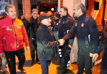 Kar mesaisindeki belediye ekiplerine protokolden yılbaşı ziyareti - Videolu Haber