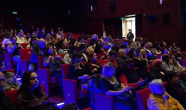 Sırların Ortaya Çıktığı, Gerilim Dolu Bir Gecenin Hikayesi "Öksüzler" Seyirciyle Buluştu Sırların Ortaya Çıktığı, Gerilim Dolu Bir Gecenin Hikayesi "Öksüzler" Seyirciyle Buluştu