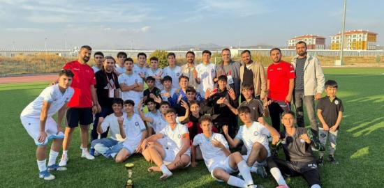 Adıyaman Belediyespor U-18 takımı şampiyon oldu