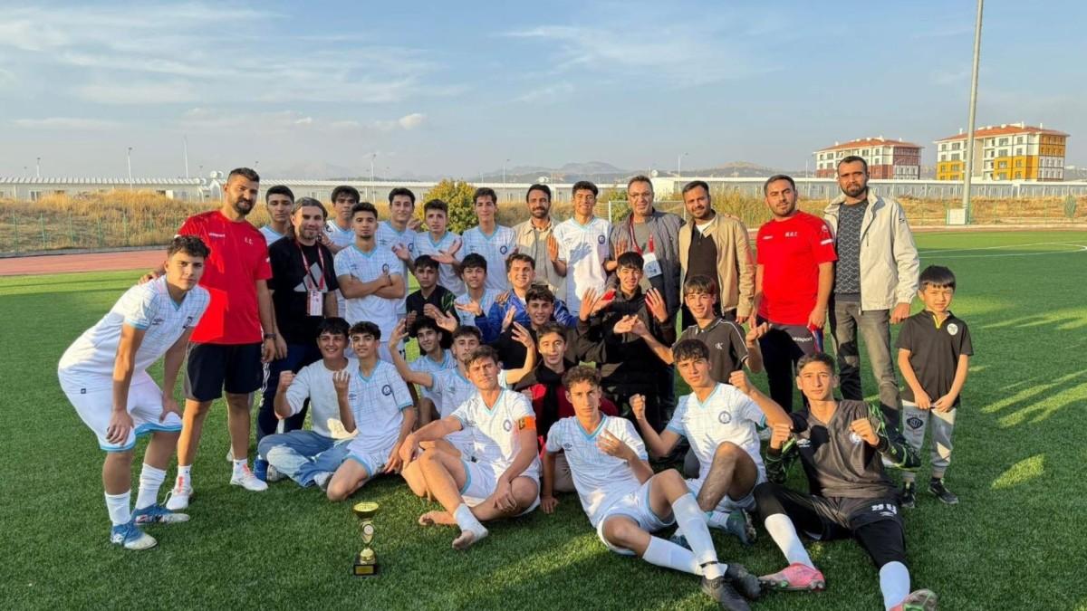 Adıyaman Belediyespor U-18 takımı şampiyon oldu