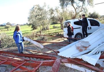 Antalya Büyükşehir Belediyesi hortumdan zarar gören vatandaşın yanında