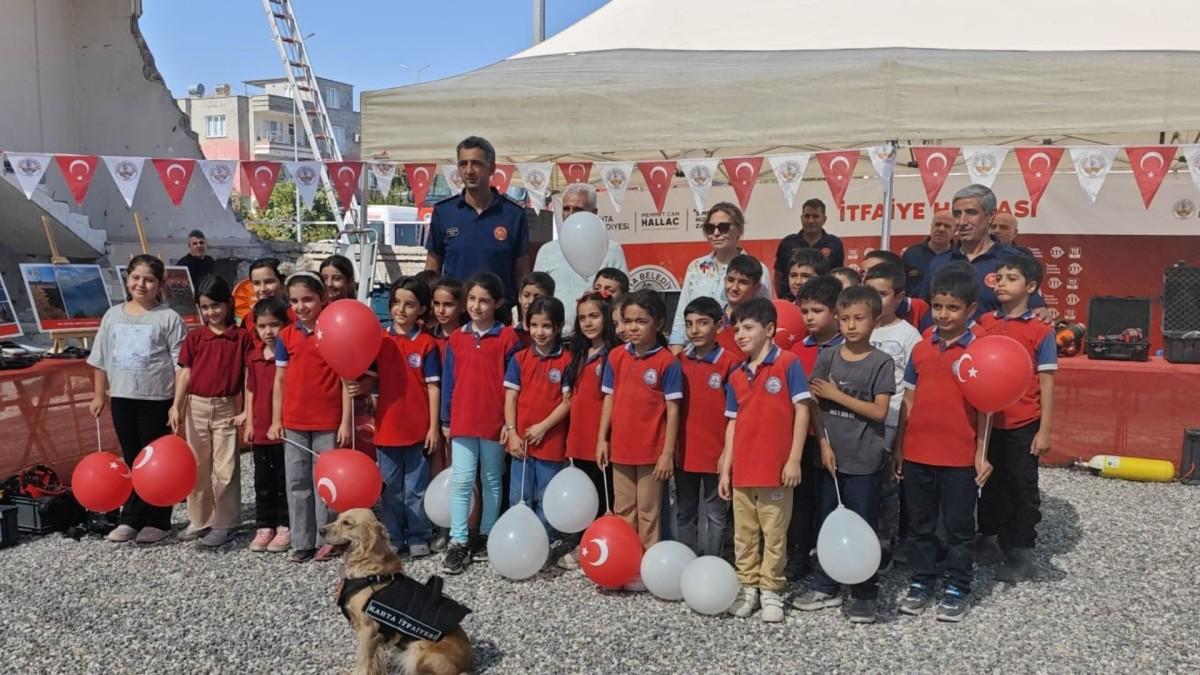 Kahta’da ‘İtfaiye Haftası’ düzenlenen etkinliklerle kutlandı - Videolu Haber Kahta’da ‘İtfaiye Haftası’ düzenlenen etkinliklerle kutlandı - Videolu Haber