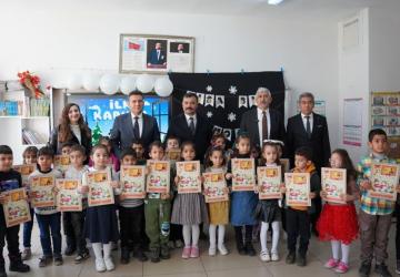 Başkan Mehmet Can Hallaç, öğrencilerin karne heyecanına eşlik etti