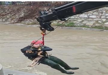 Dereye düşen köpek itfaiye ekipleri tarafından kurtarıldı