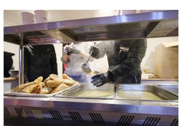 Buca Belediyesi'nden sıcak çorba ikramı