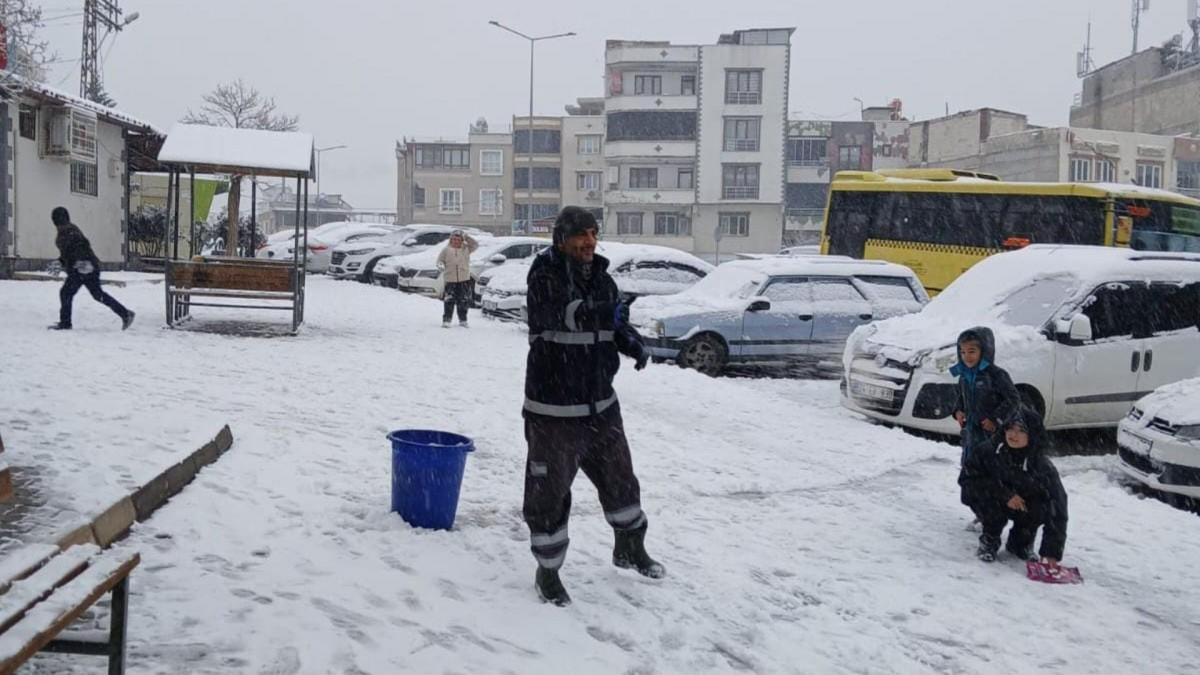 Şehitkamil’de belediye personelinden kar yağışında sokak hayvanlarına destek çalışması