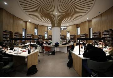 Alev Alatlı Kütüphanesi, gençlerin göz bebeği oldu