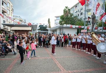 Karşıyaka'da 7'den 77'ye Cumhuriyet coşkusu!