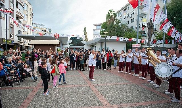 Karşıyaka'da 7'den 77'ye Cumhuriyet coşkusu!