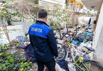 Karşıyaka Belediyesi'nden çöp eve müdahale: 3 ton çöp çıkarıldı