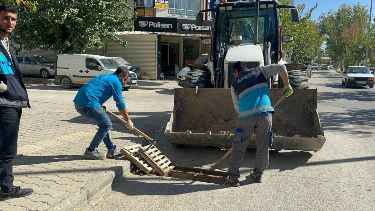 Adıyaman Belediyesi, rögar ve yağmur suyu bacaları temizliğine başladı - Videolu Haber Adıyaman Belediyesi, rögar ve yağmur suyu bacaları temizliğine başladı - Videolu Haber