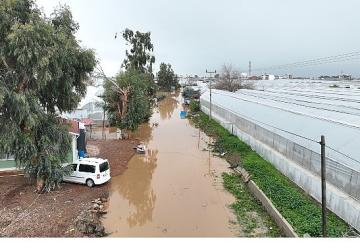 Antalya Büyükşehir Belediyesi sel afetinden zarar gören vatandaşın yanında