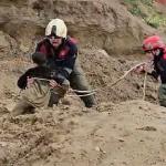 Torbalı'da çamura saplanan iki çocuğu itfaiye kurtardı