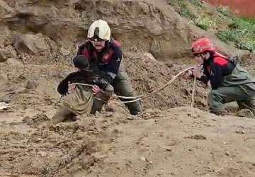 Torbalı'da çamura saplanan iki çocuğu itfaiye kurtardı