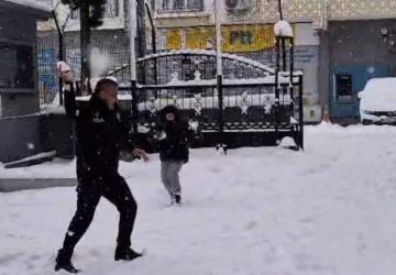 Gölbaşı’nda polisler çocuklarla kar topu oynadı