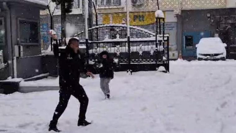 Gölbaşı’nda polisler çocuklarla kar topu oynadı