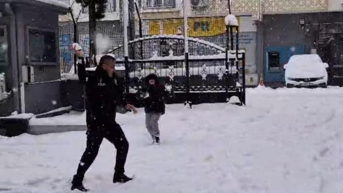 Gölbaşı’nda polisler çocuklarla kar topu oynadı